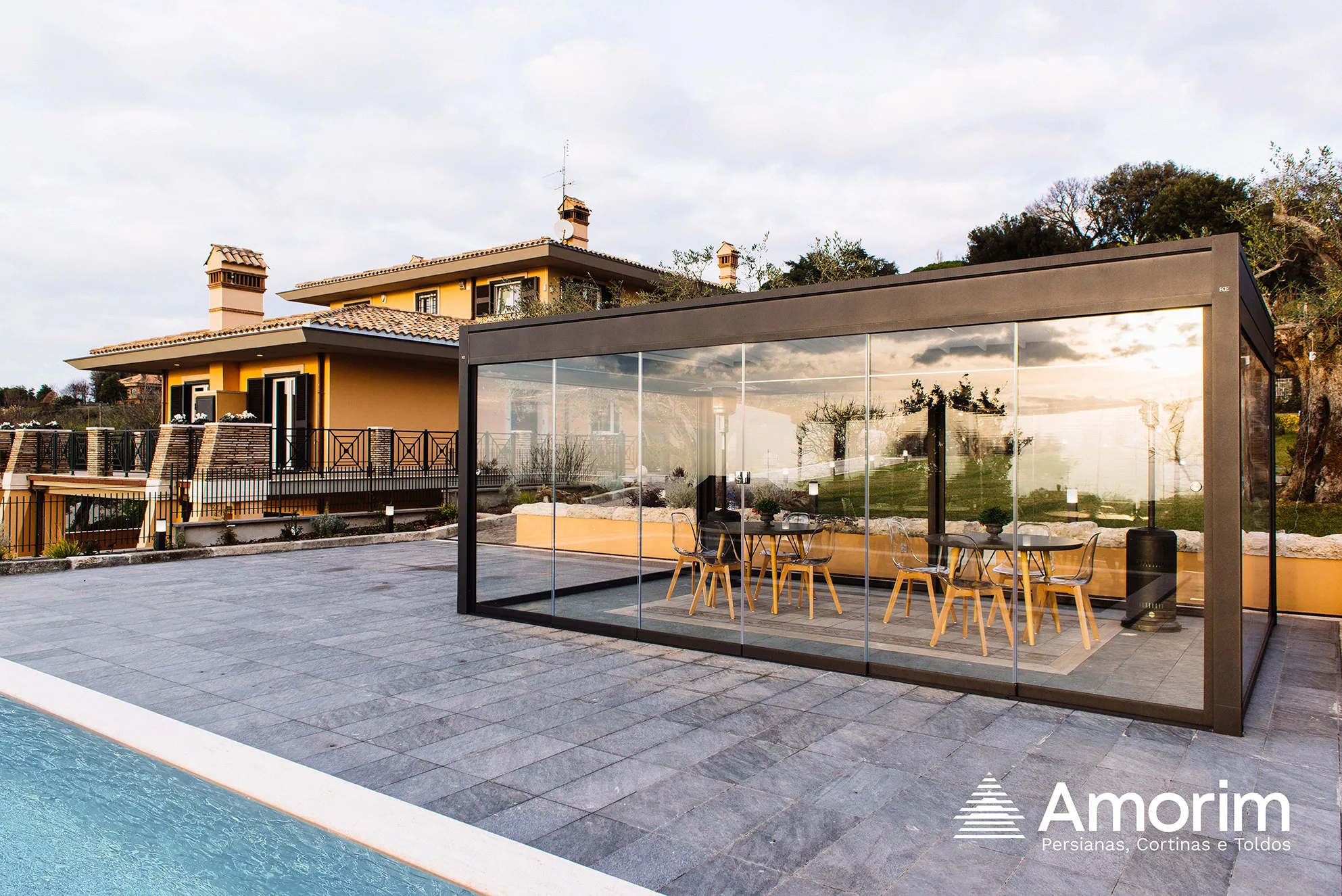 Pérgola Isola Amorim em jardim