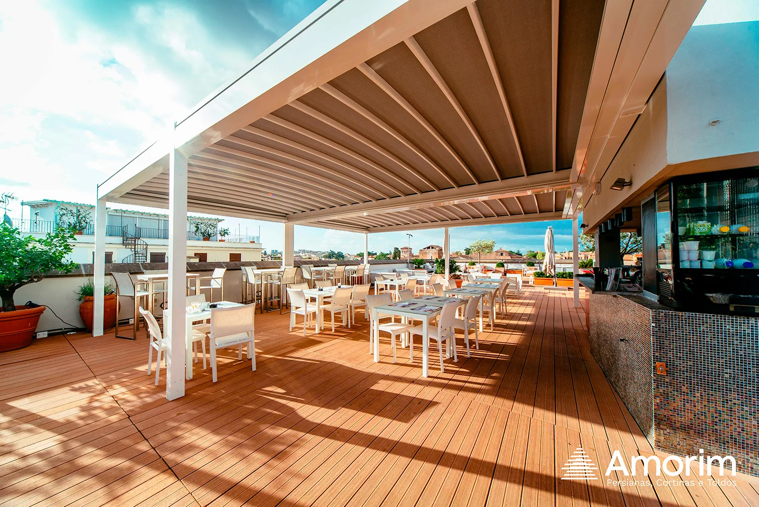 Pérgola Isola Amorim em área gourmet com lâminas bioclimáticas