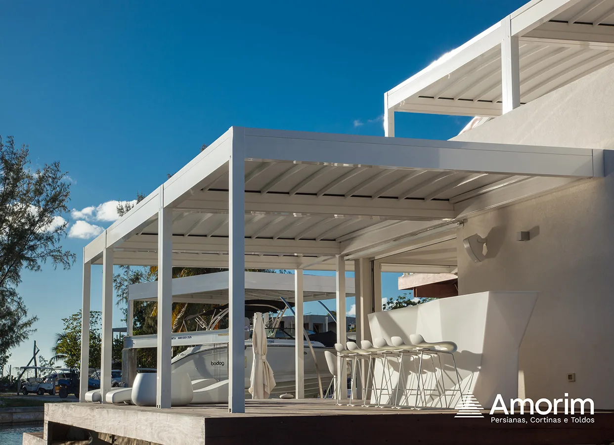 Pérgola motorizada com sensor de chuva em varanda à beira-mar