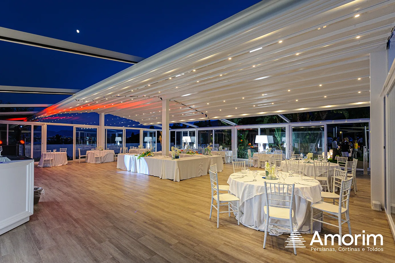 Pérgola Suprema em área de eventos noturna