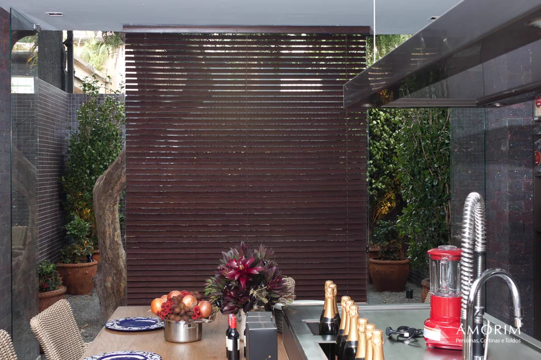 Varanda com persiana translúcida