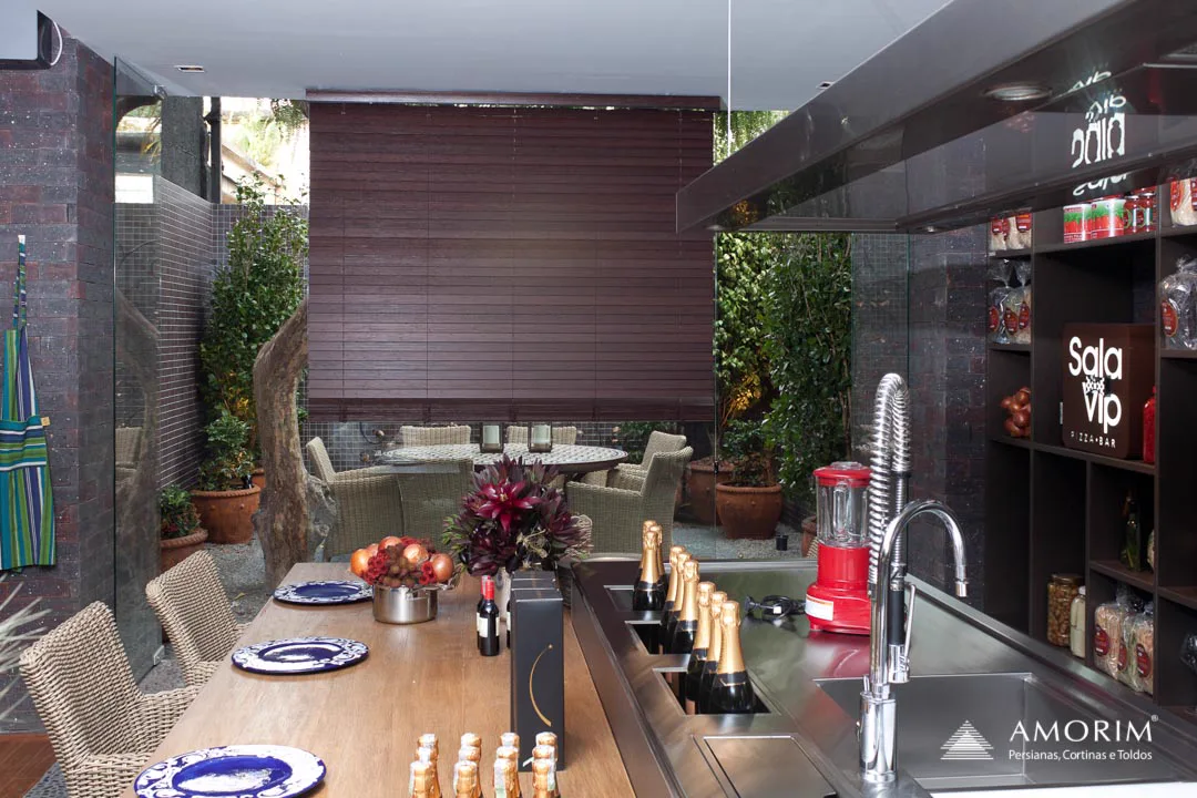 Persiana de madeira em área gourmet