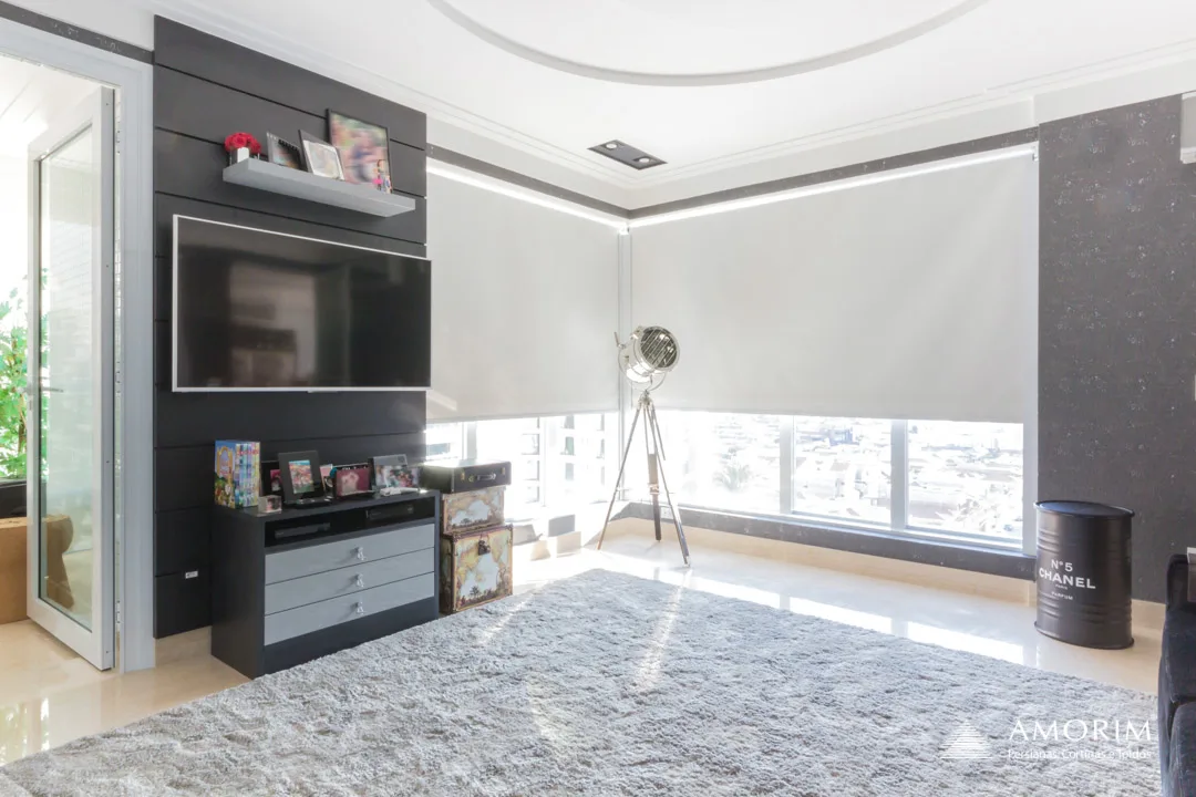 Persiana de rolo translúcida Amorim em varanda