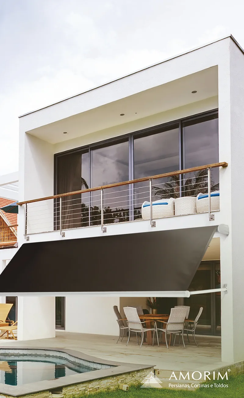 Toldo Bali Amorim em residência moderna com piscina