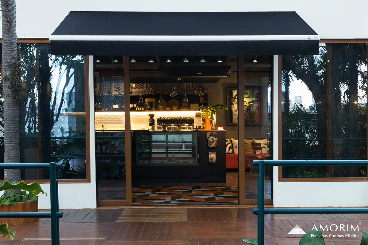 Toldo Milão Amorim em varanda residencial