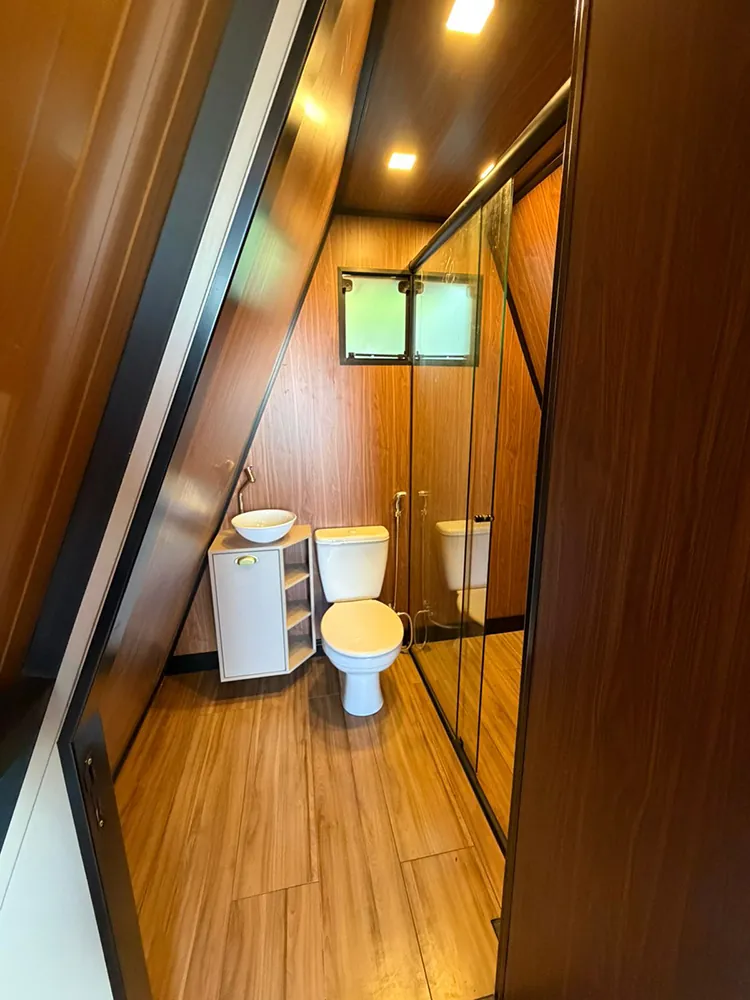 Interior de chalé — sala e cozinha