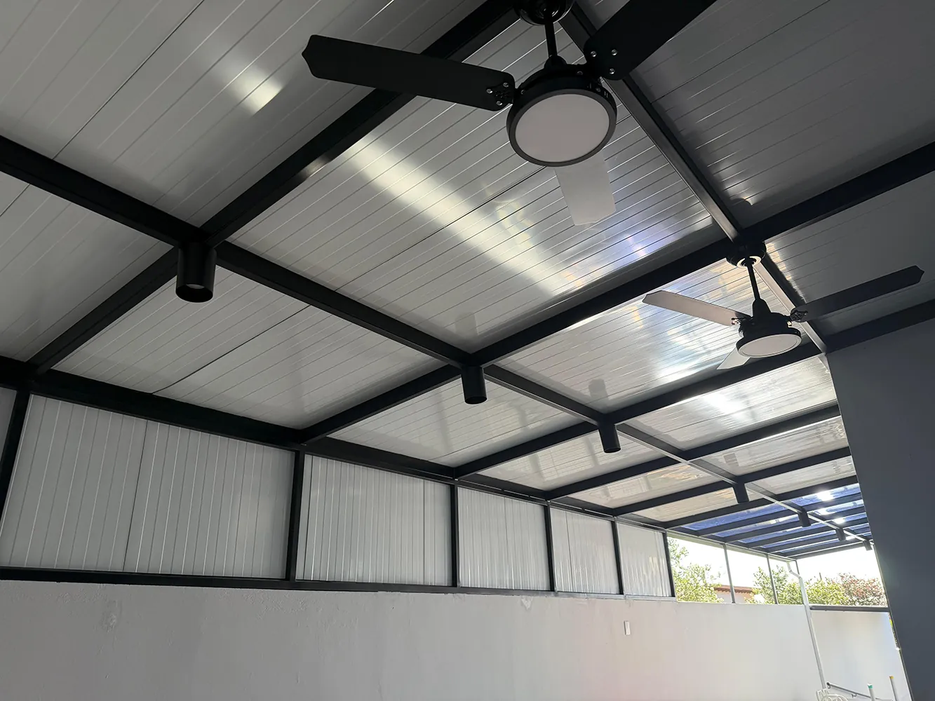 Pergolado sobre deck de piscina — Avaré SP