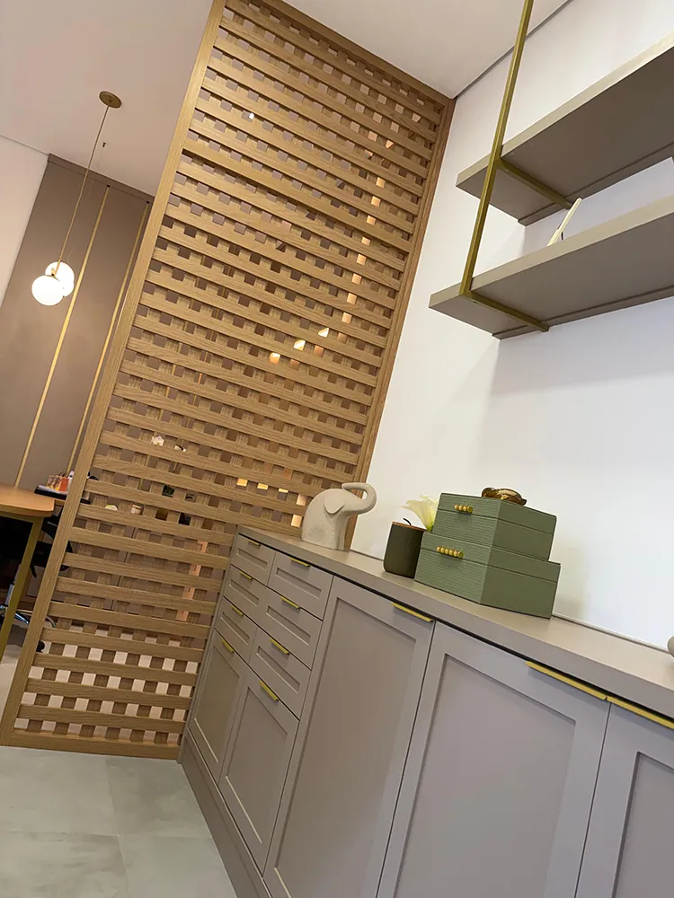 Divisória muxarabi com bancada e prateleiras