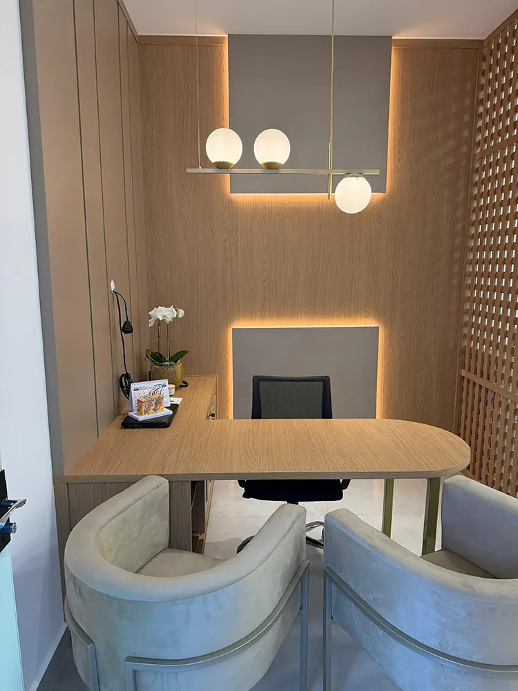 Escritório com mesa de atendimento e painel muxarabi — marcenaria comercial