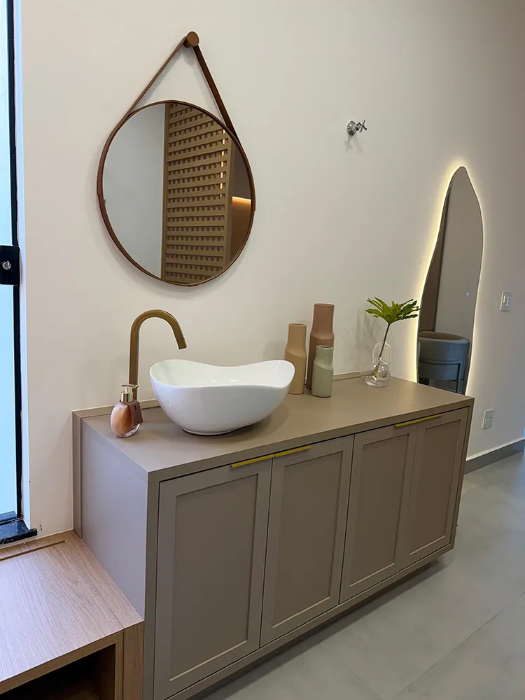 Lavatório clínico com espelho e bancada