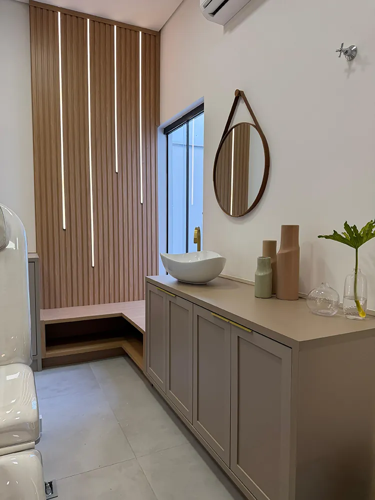 Consultório com painéis ripados e bancada — marcenaria sob medida Grupo Adriel