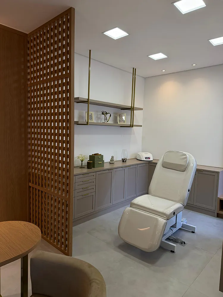 Sala de procedimentos com bancada planejada — clínica de estética