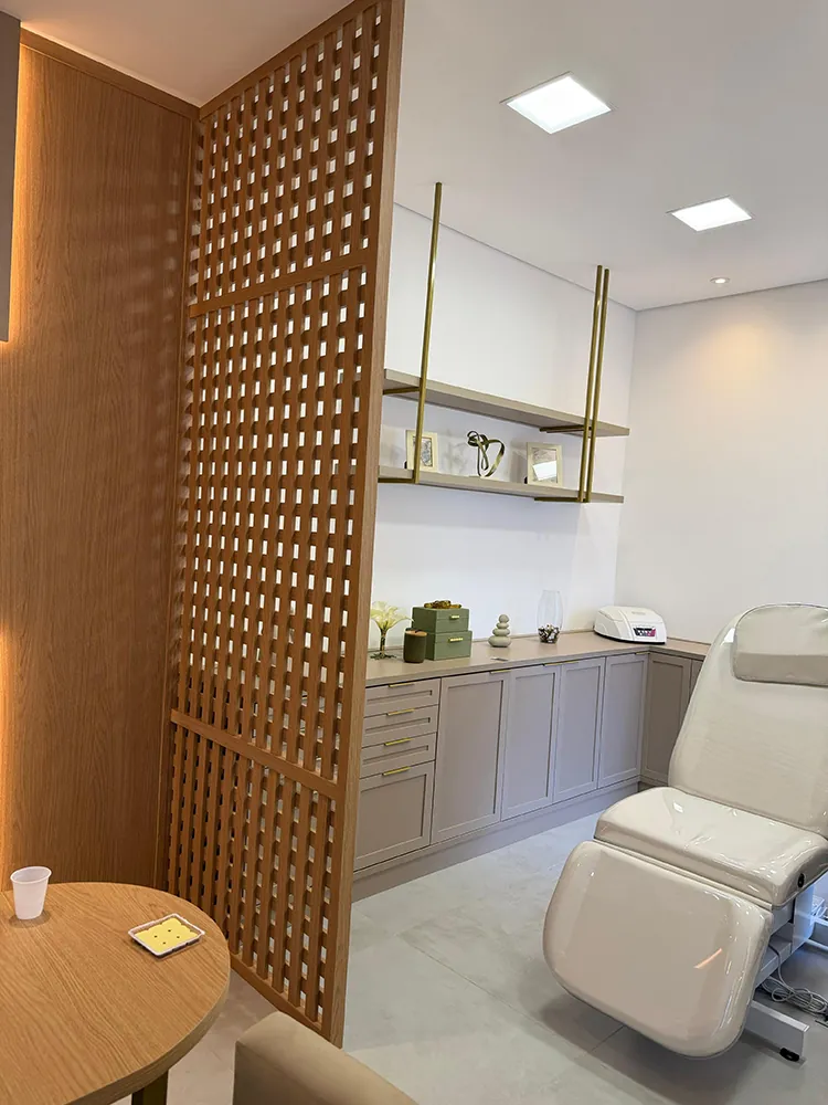 Sala de procedimentos com muxarabi e cadeira clínica