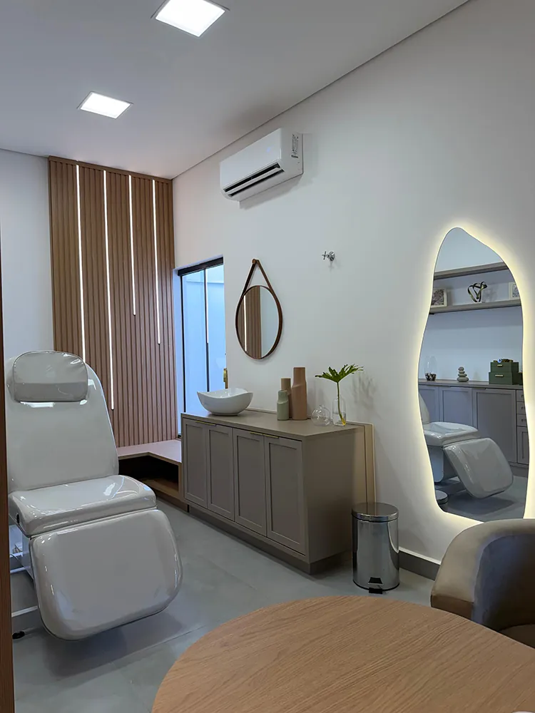 Consultório com cadeira clínica e bancada planejada