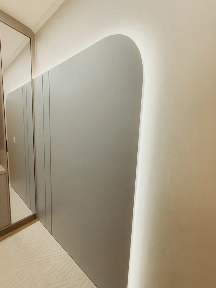 Painel curvo com backlight em hall comercial