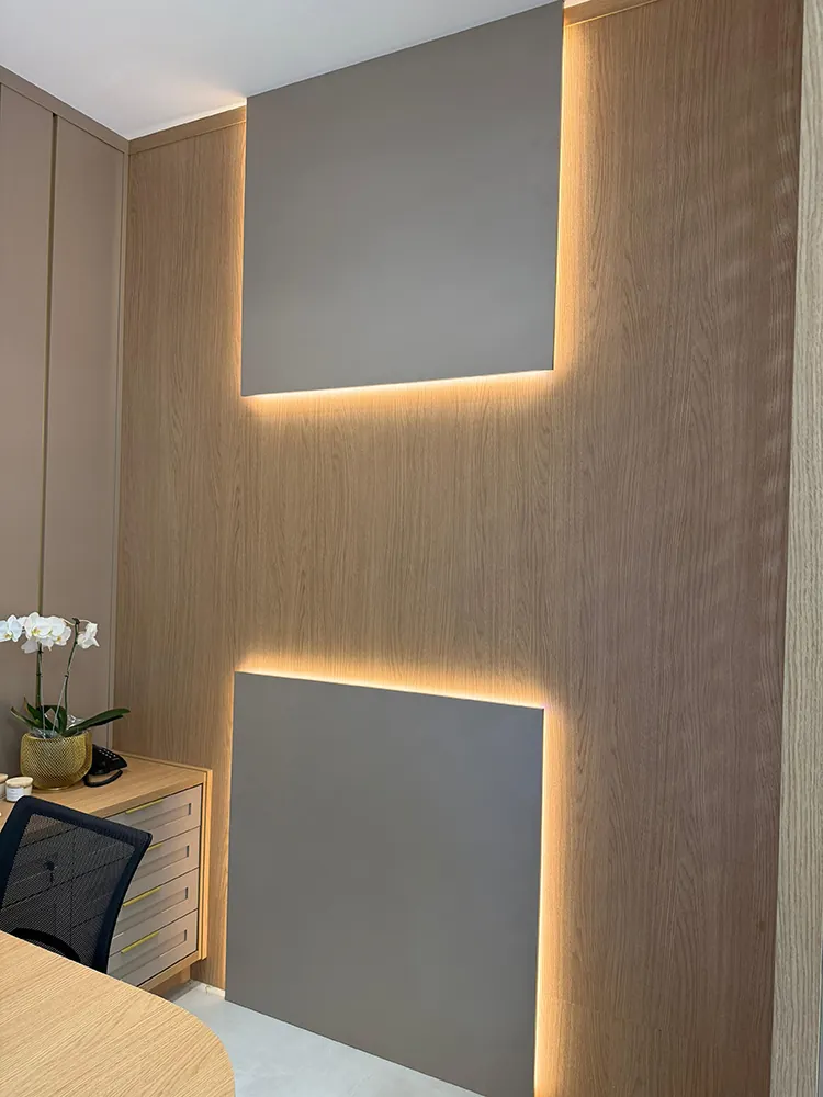 Painel ripado com LED em ambiente comercial — Grupo Adriel