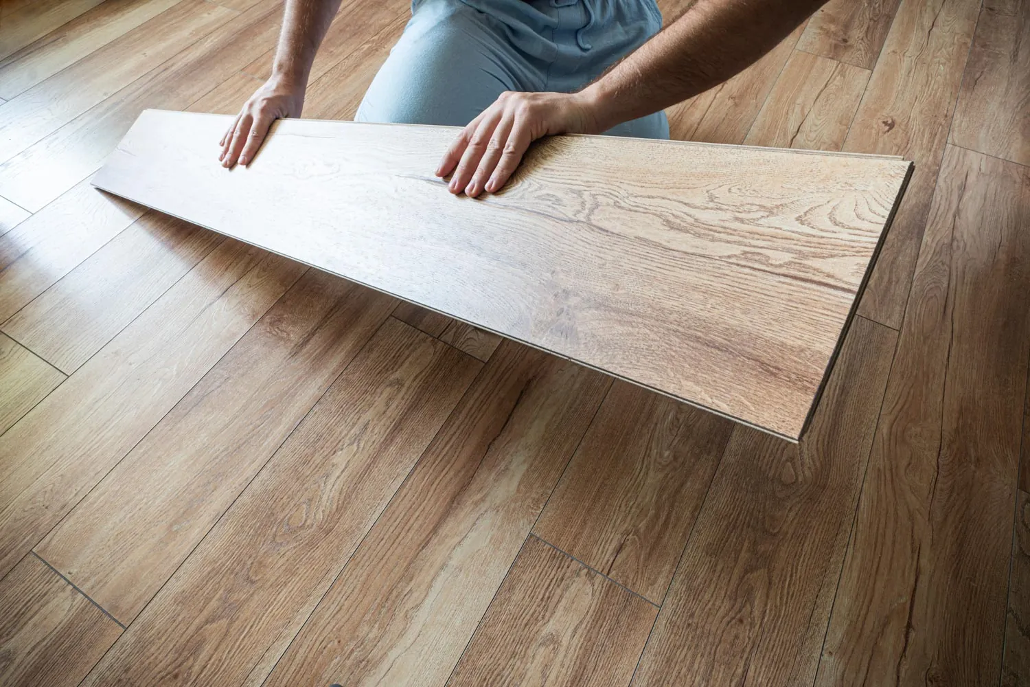 Instalação de piso laminado — equipe própria Grupo Adriel