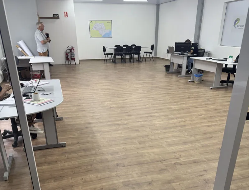 Corredor com piso laminado