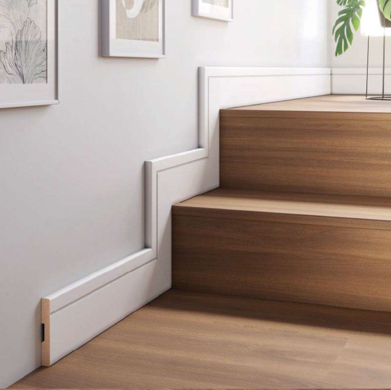 Rodapé branco Eucafloor Estilo em escada residencial