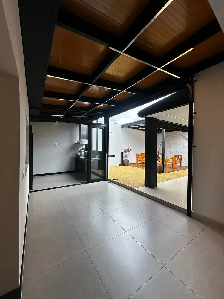 Área de produção e integração do Grupo Adriel — estrutura metálica com forro de madeira