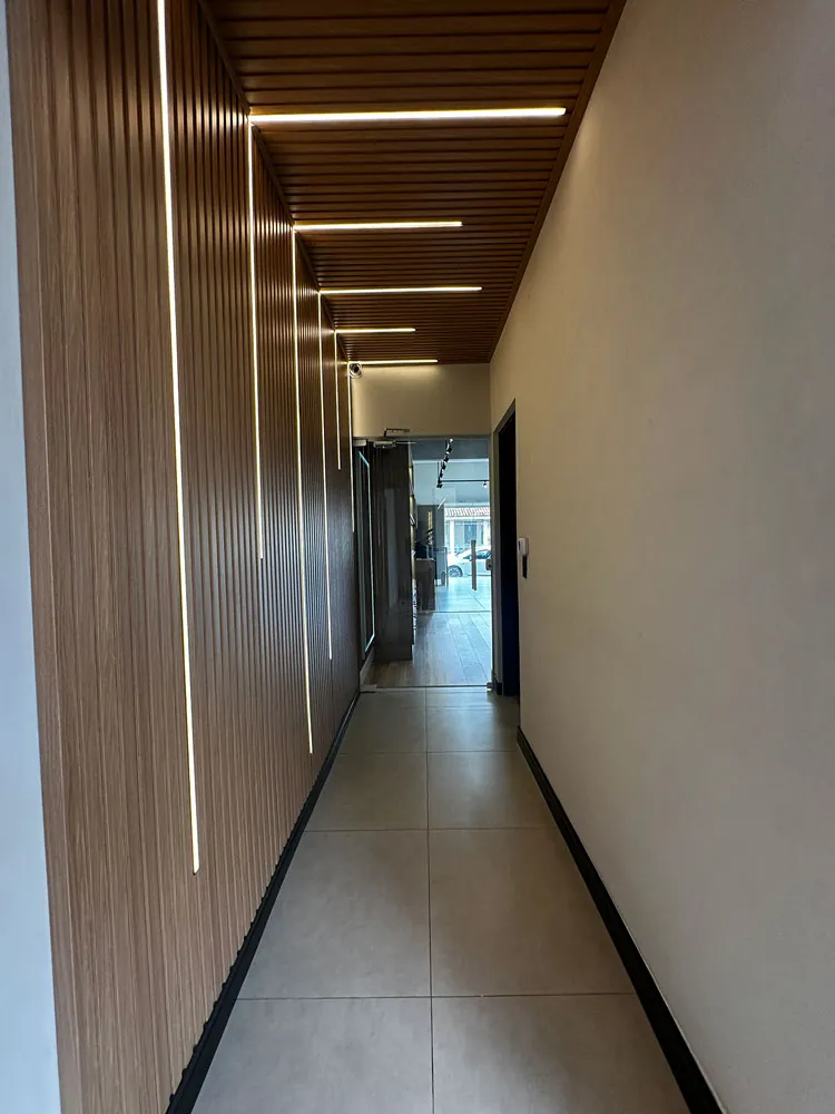 Corredor de entrada com ripado e LED