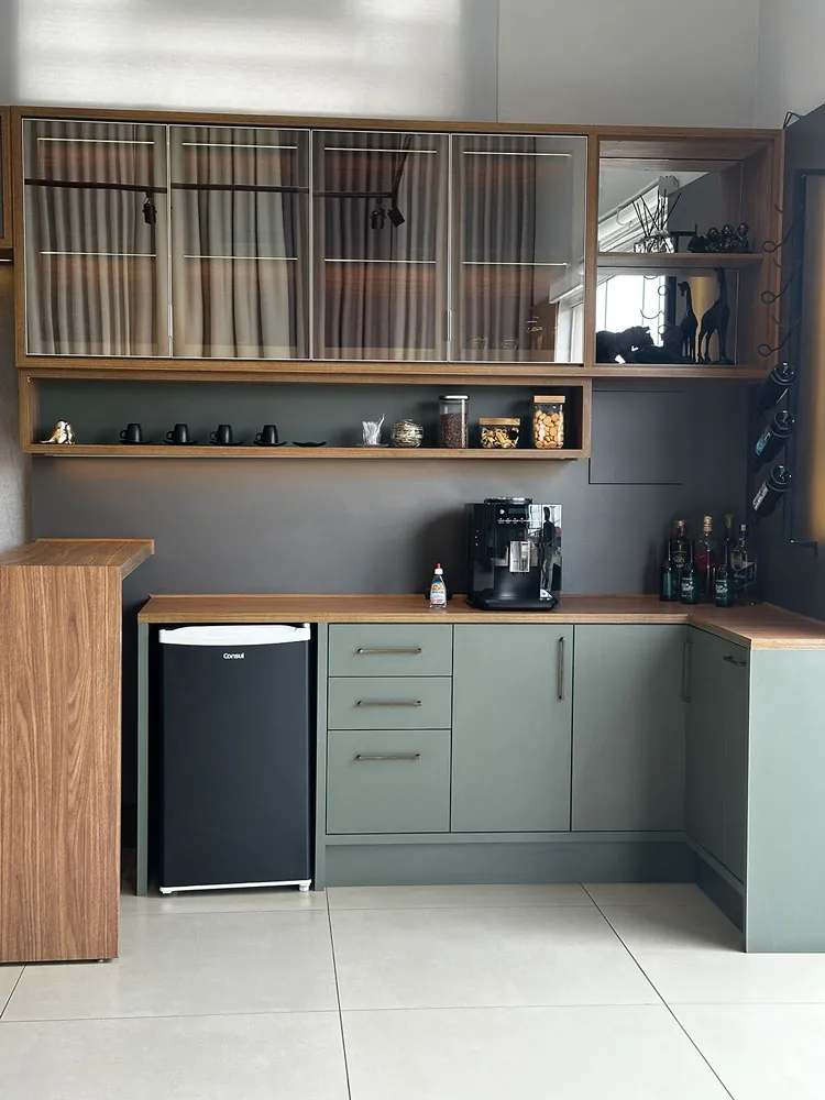 Detalhe da cozinha planejada com café