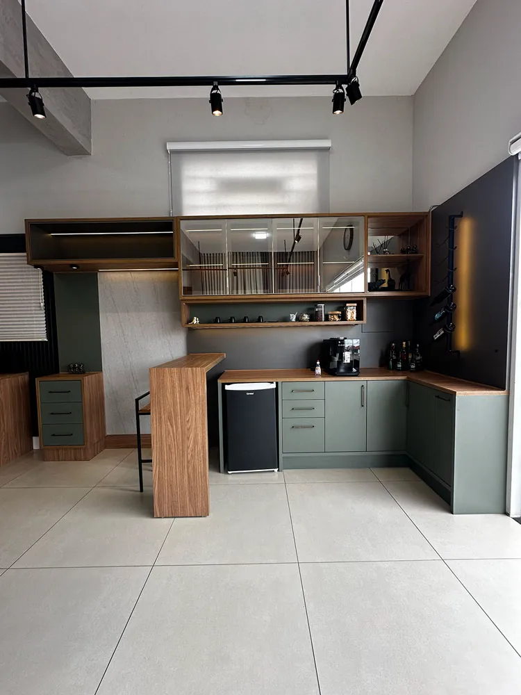 Cozinha planejada em estilo contemporâneo no showroom