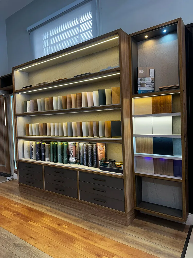 Estante de amostras de MDF e acabamentos