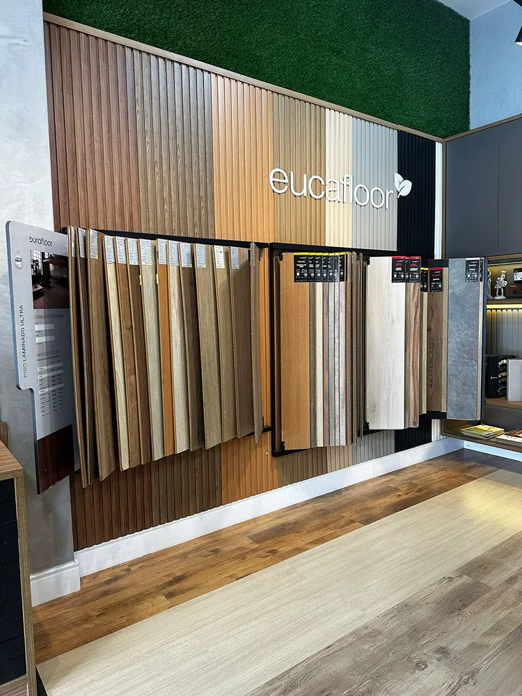 Display Eucafloor com amostras de pisos laminados