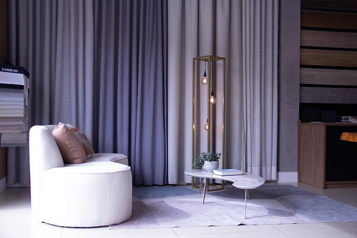 Lounge com cortinas Amorim e poltrona