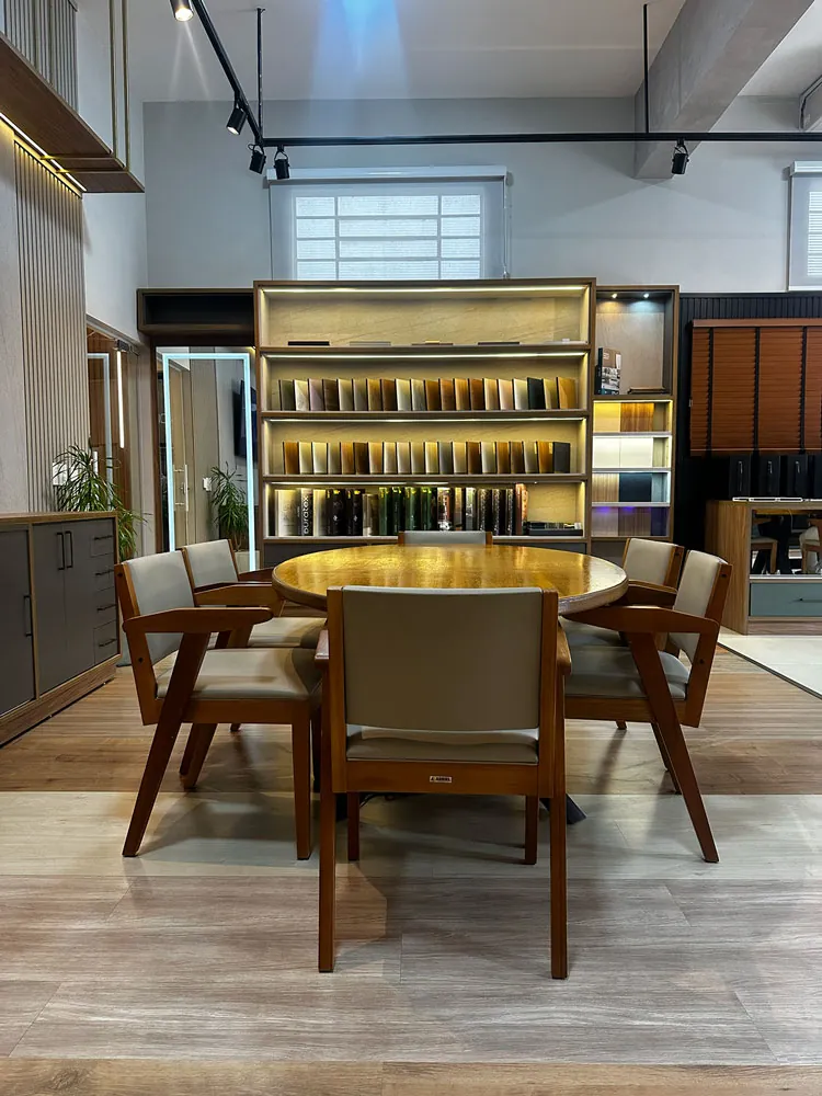 Sala de atendimento com estante de amostras iluminada